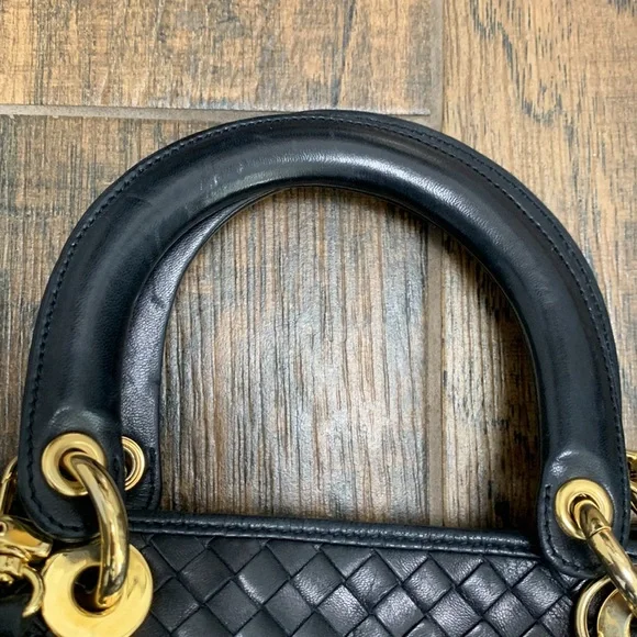 - Siso leather bag